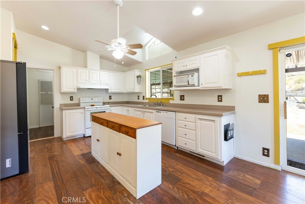 Property Photo:  24750 Oak Circle Drive  CA 92595 