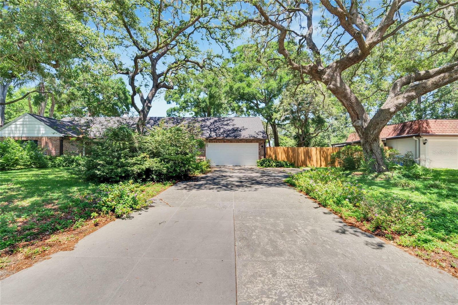 Property Photo:  610 Valle Vista Drive  FL 33511 