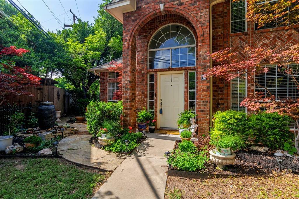 Property Photo:  15 Country Club Place  TX 75165 