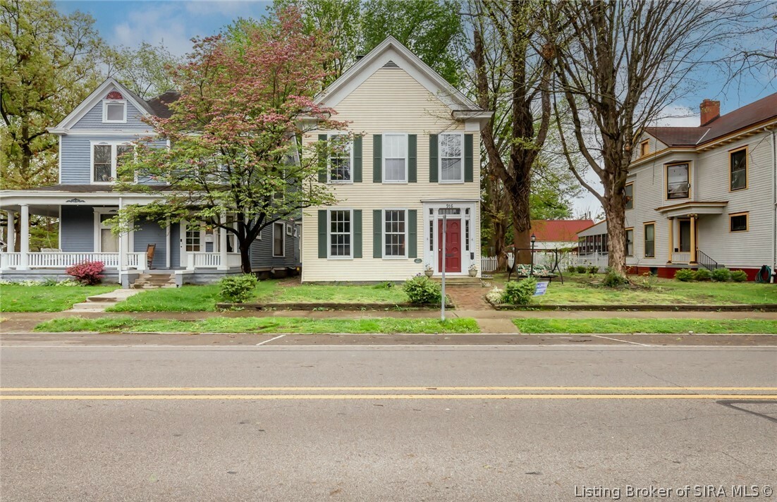 Property Photo: 916 E Elm Street IN 47150