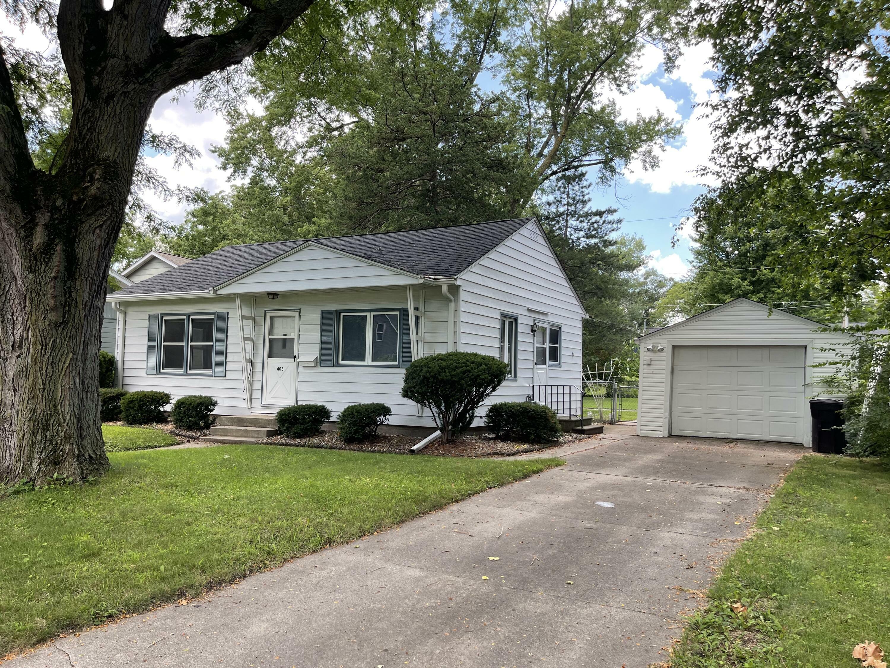 Property Photo:  403 Hilltop Road  IA 50014 