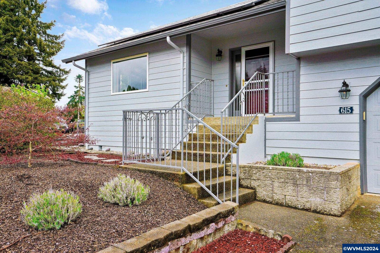 Property Photo:  615 SW 9th St  OR 97385 