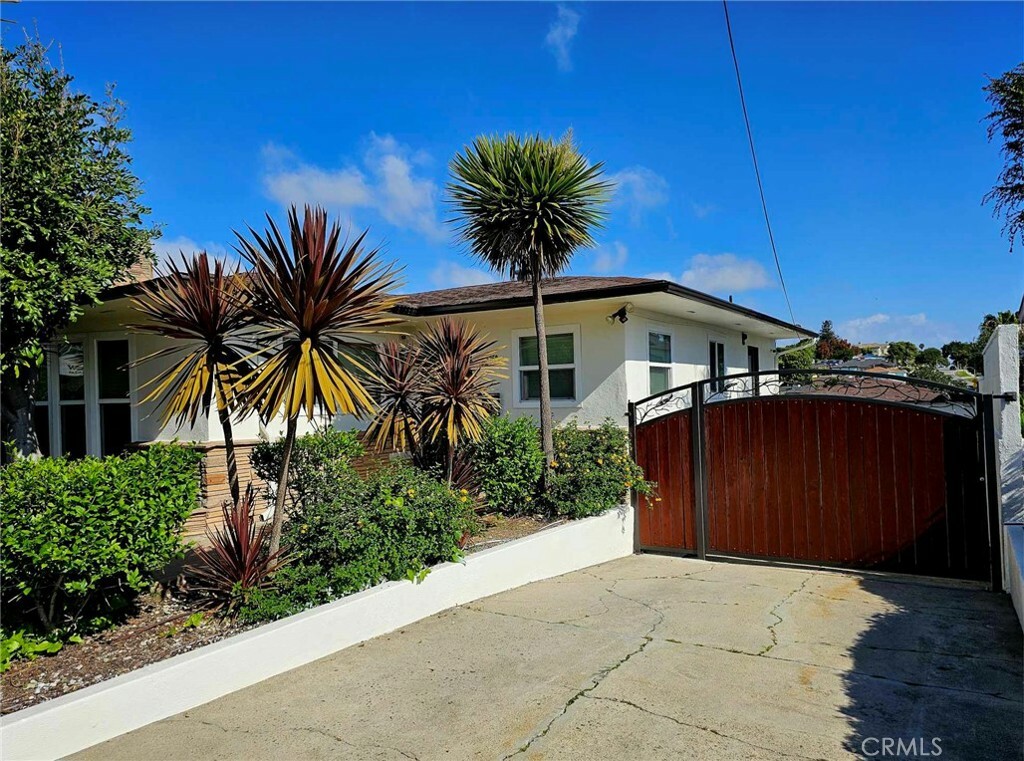 Property Photo:  5259 Angeles Vista Boulevard  CA 90043 