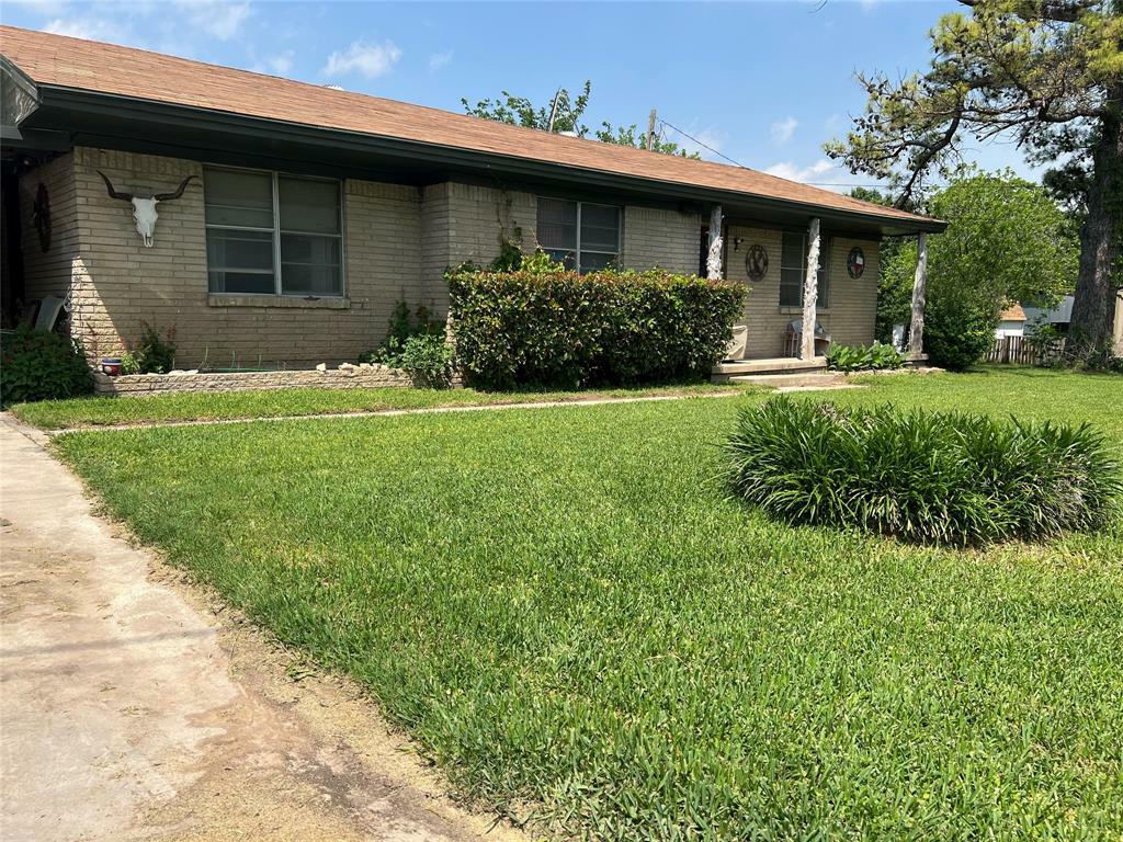 Property Photo:  906 W Sherman Street  TX 76431 