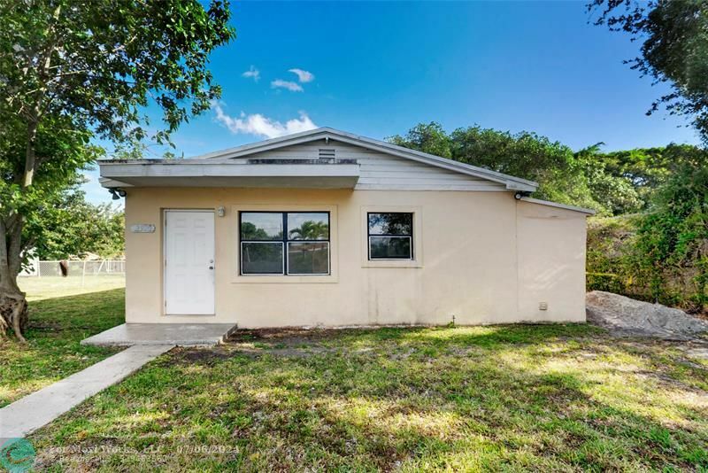 Property Photo:  3920 SW 27th St  FL 33023 