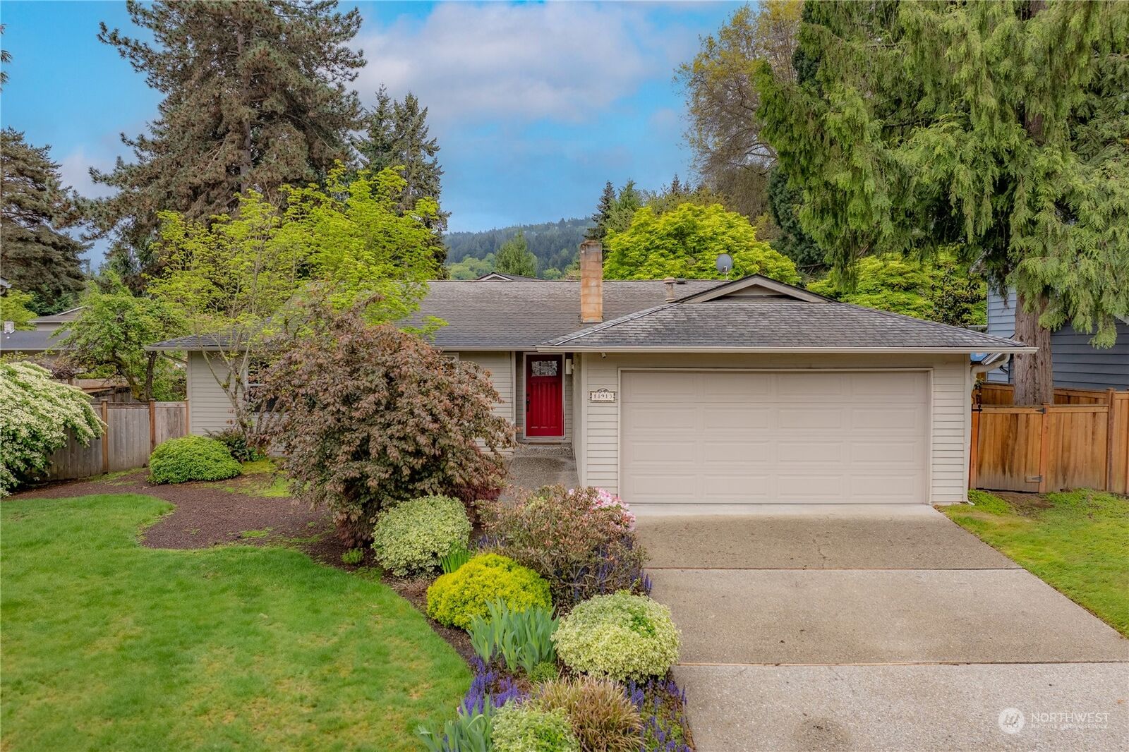 Property Photo: 18913 SE 42nd Place WA 98027