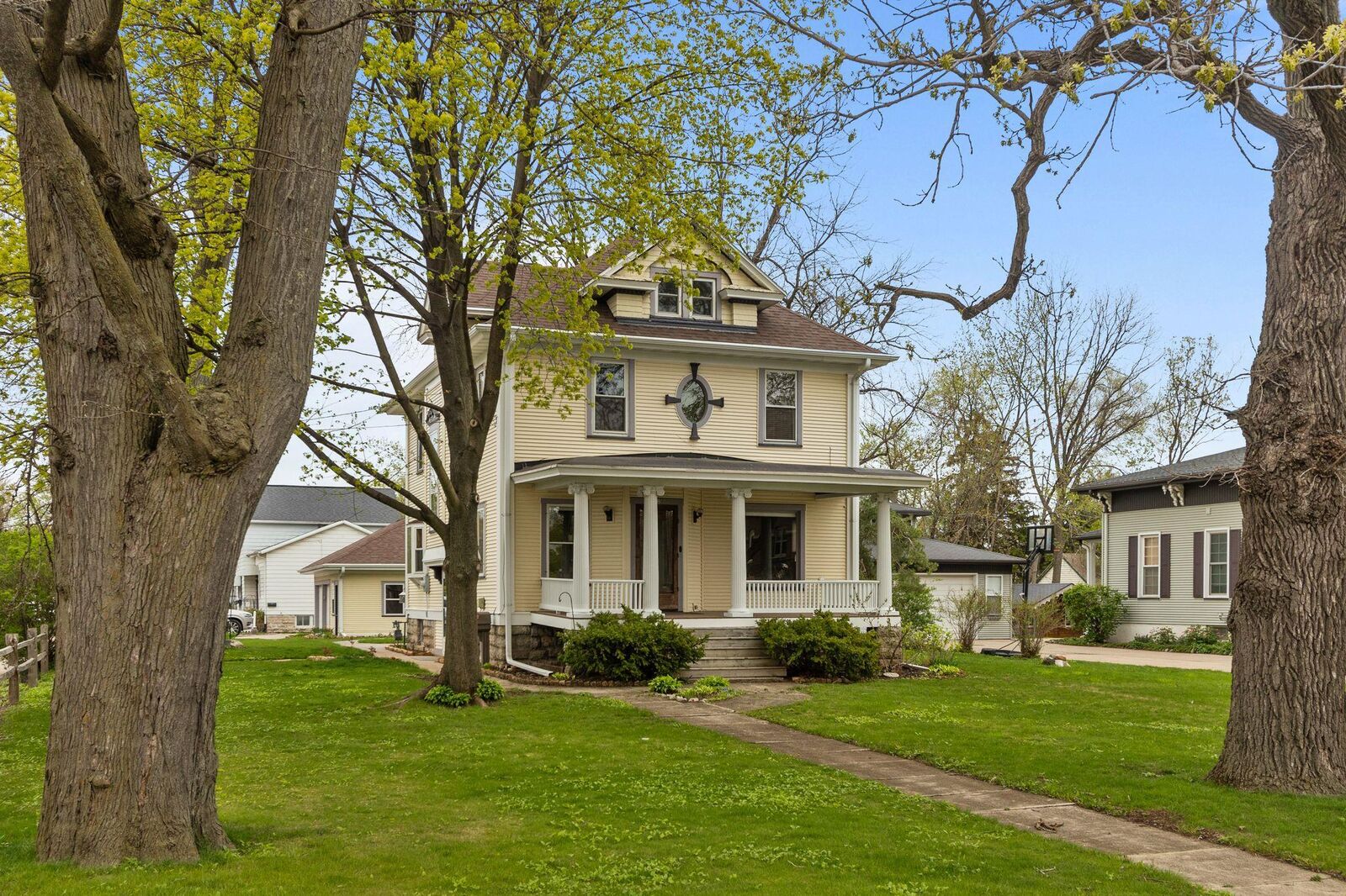 Property Photo: 32 W New York Avenue WI 54901-3758