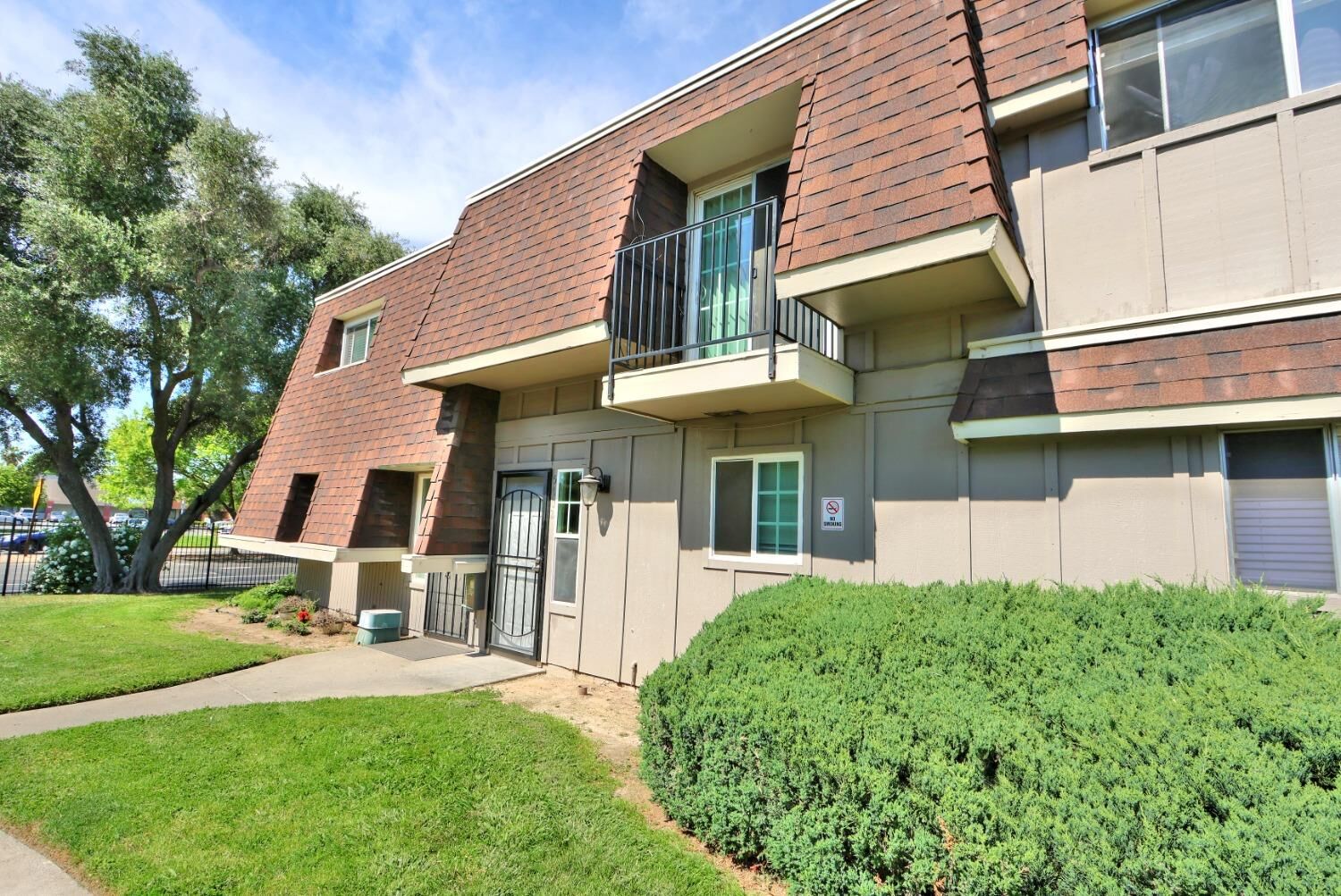 Property Photo: 5702 Hillsdale CA 95842