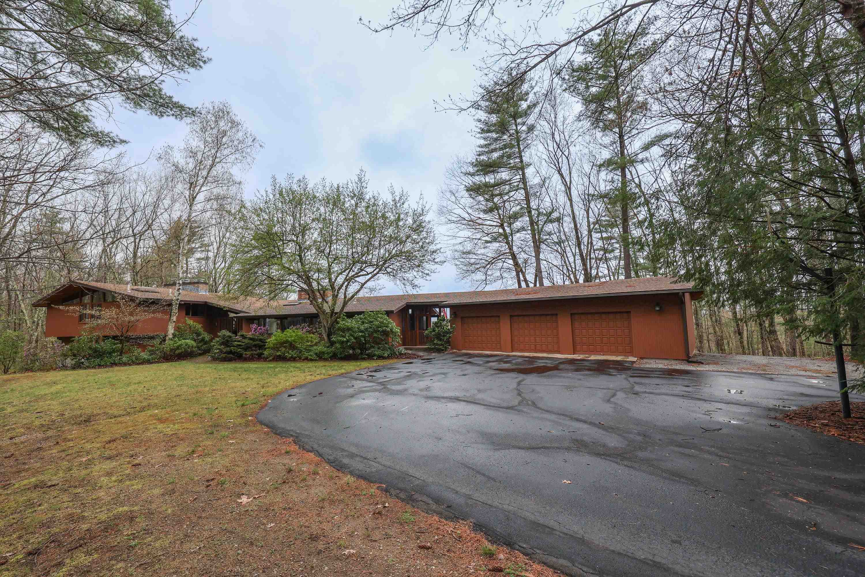 Property Photo:  7 Monadnock Lane  NH 03110 