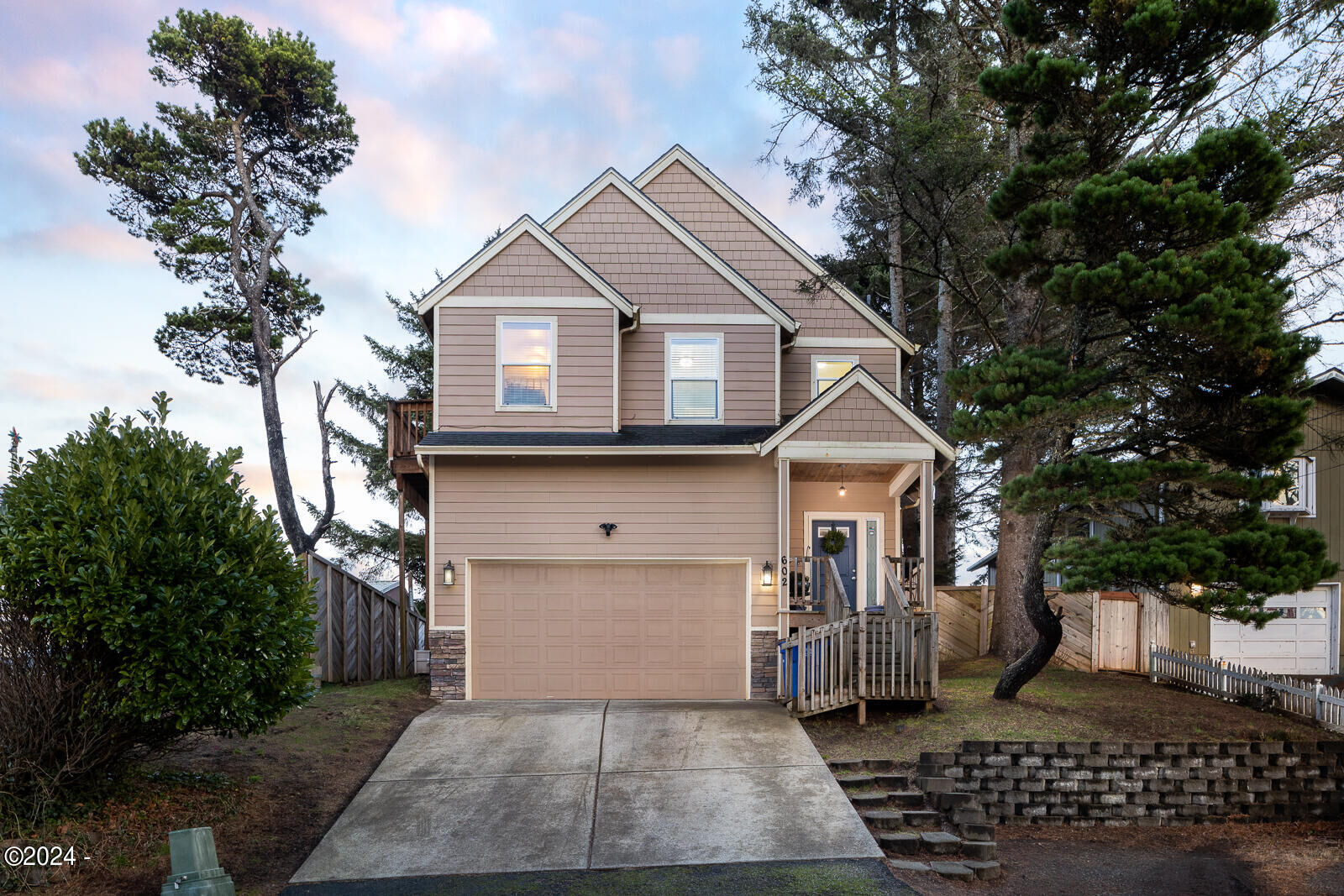 Property Photo: 602 SE Inlet Avenue OR 97367