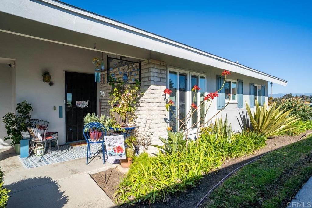 Property Photo:  3615 Vista Bella 1  CA 92057 