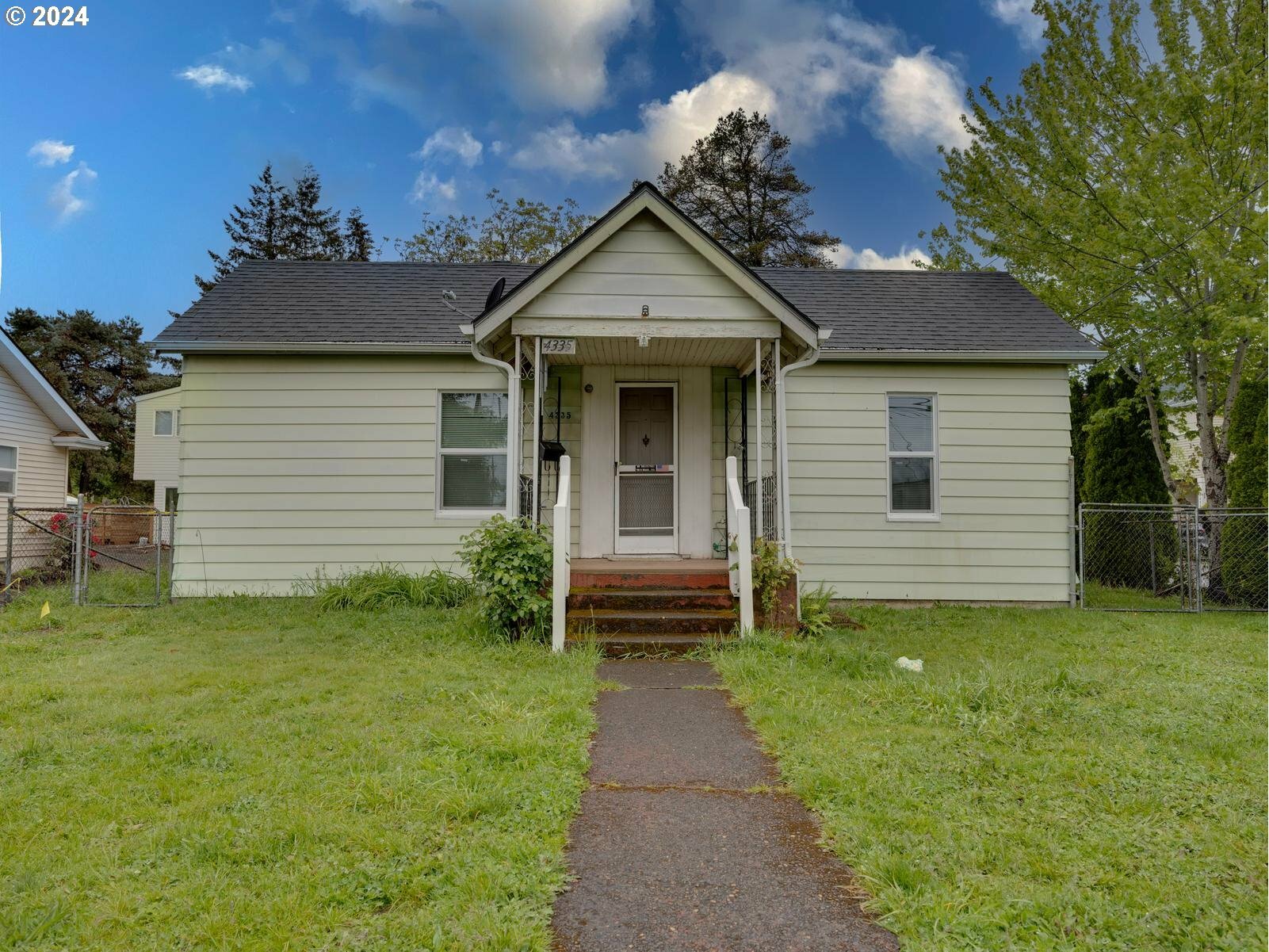 Property Photo:  4335 SE 79th Ave  OR 97206 