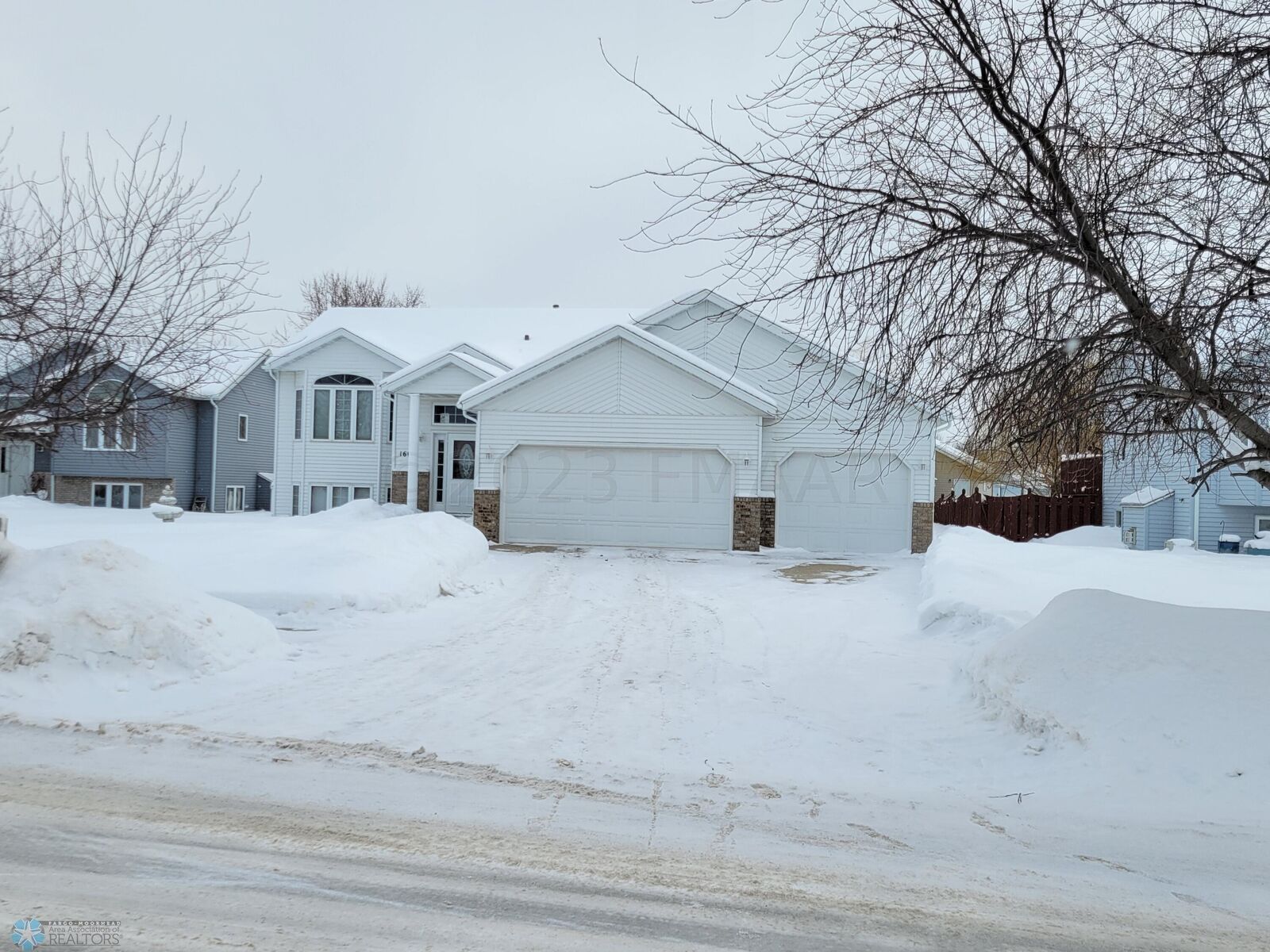 Property Photo:  1607 4 Avenue E  ND 58078 