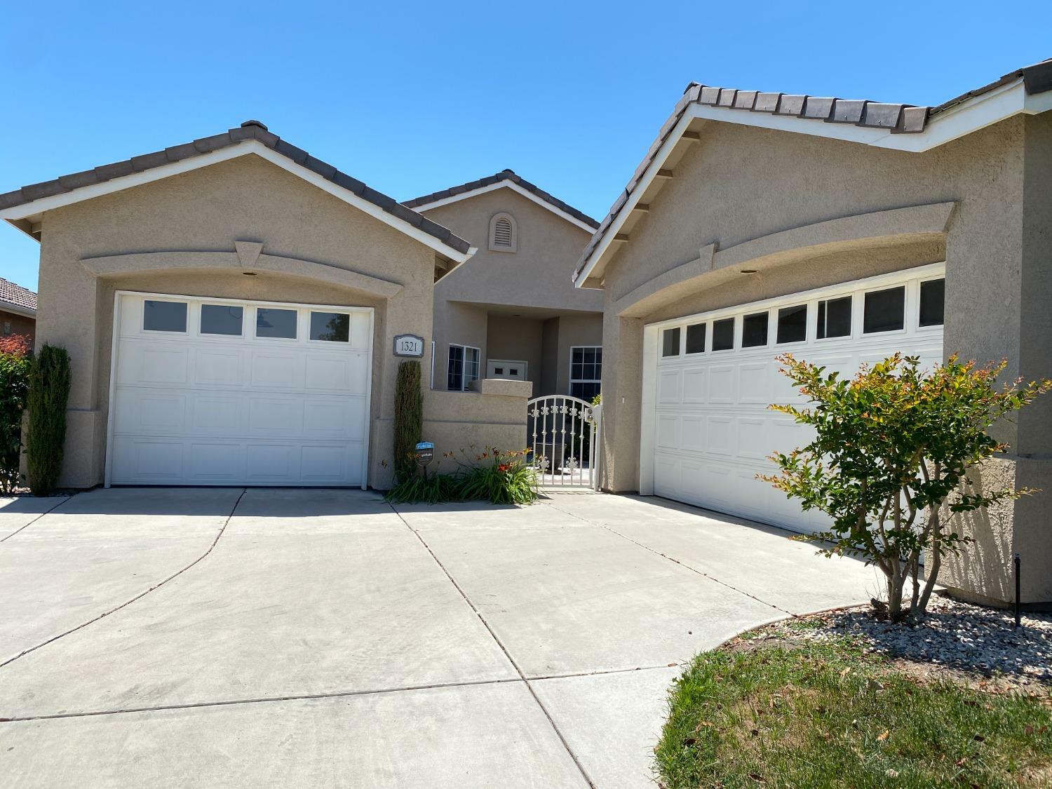 Property Photo:  1321 E Dorothea Avenue E  CA 93292 