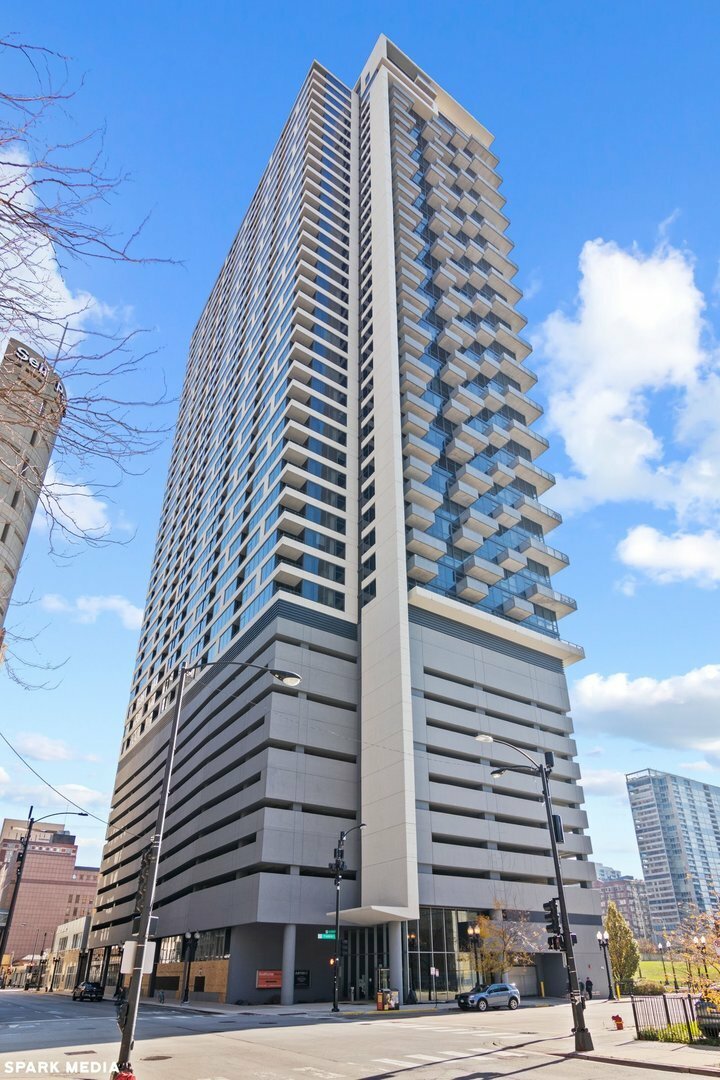 Property Photo: 235 W Van Buren Street 4208 IL 60607
