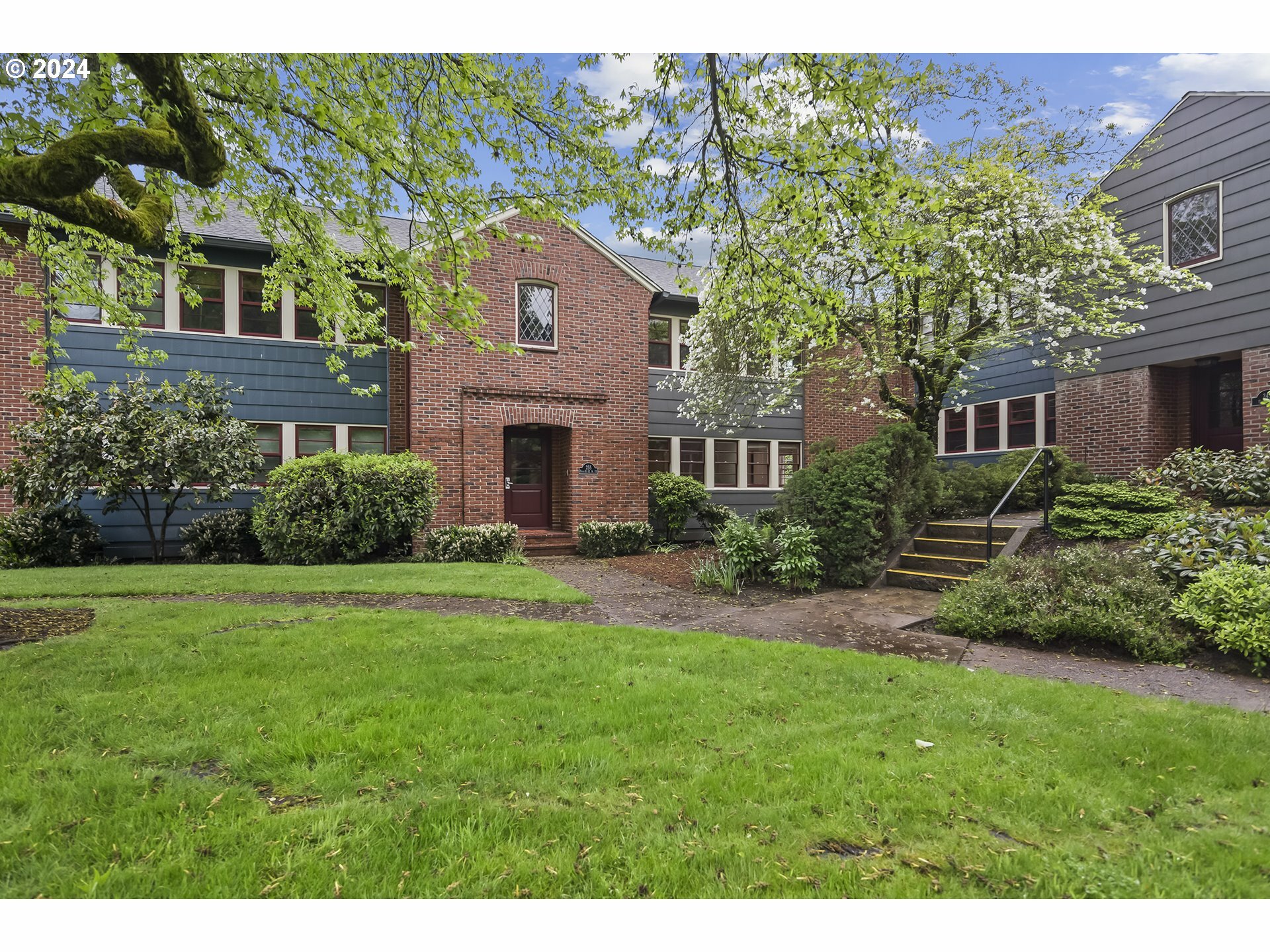 Property Photo: 255 NE 61st Ave 12 OR 97213