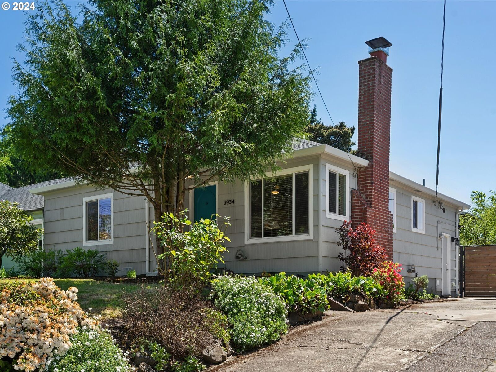 Property Photo: 3934 SE Tibbetts St OR 97202