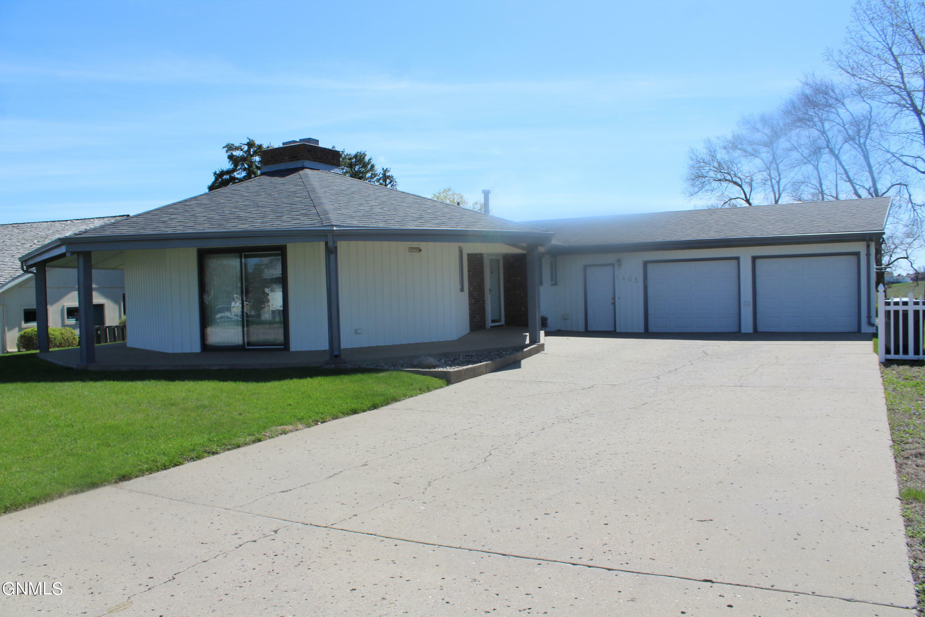 Property Photo:  1405 9th Avenue NW  ND 58554 