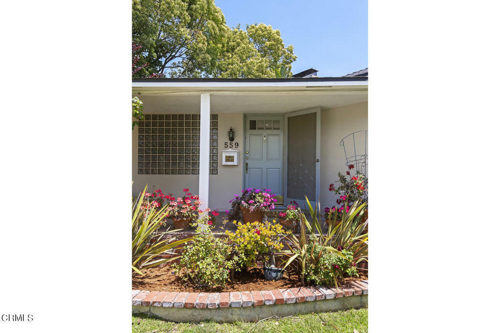 Property Photo:  559 E Marigold Street  CA 91001 