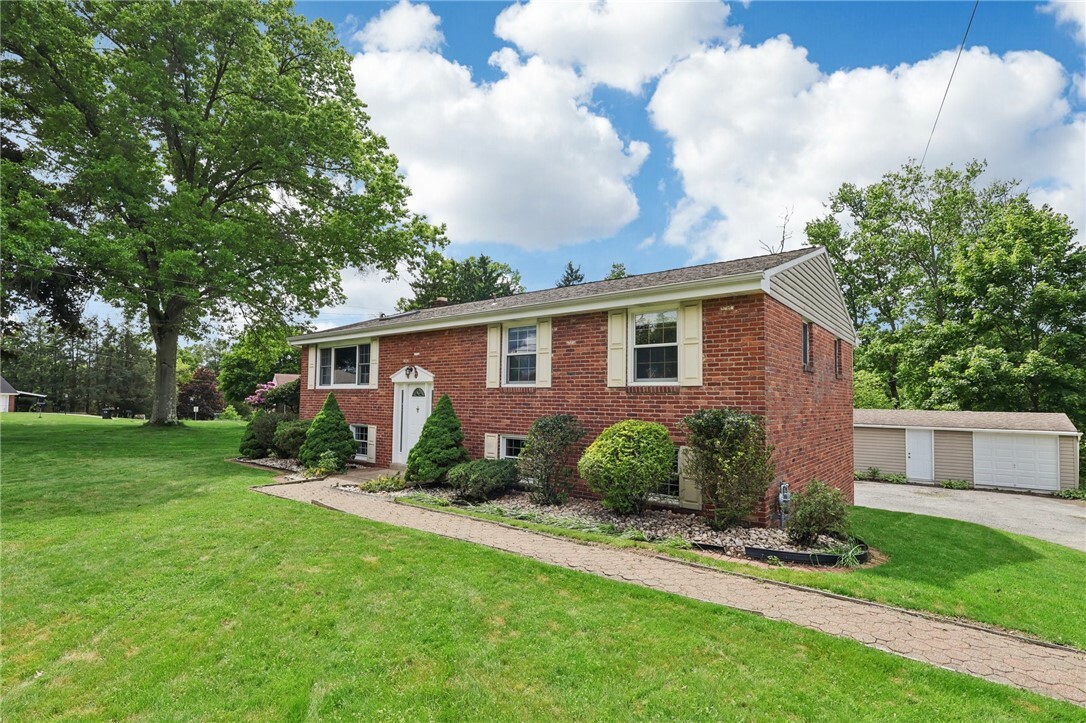 Property Photo: 1921 Shady Oak Cir PA 15101