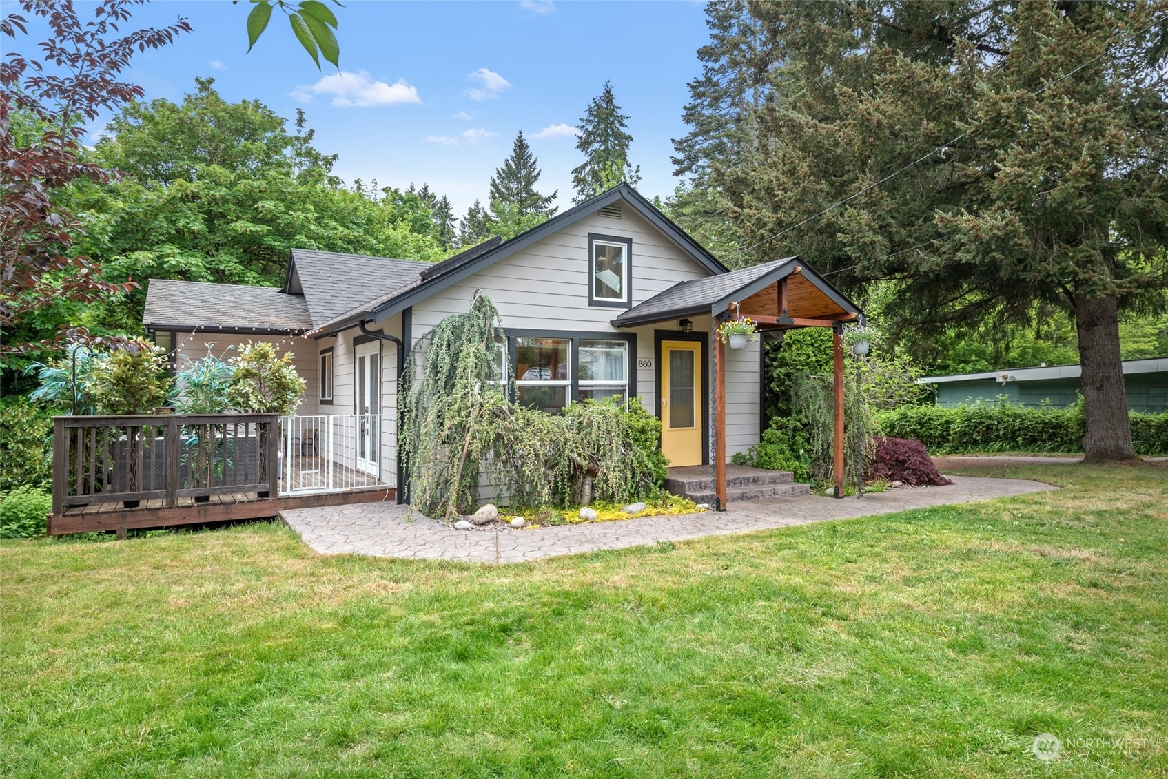 Property Photo:  880 Maple Avenue E  WA 98366 