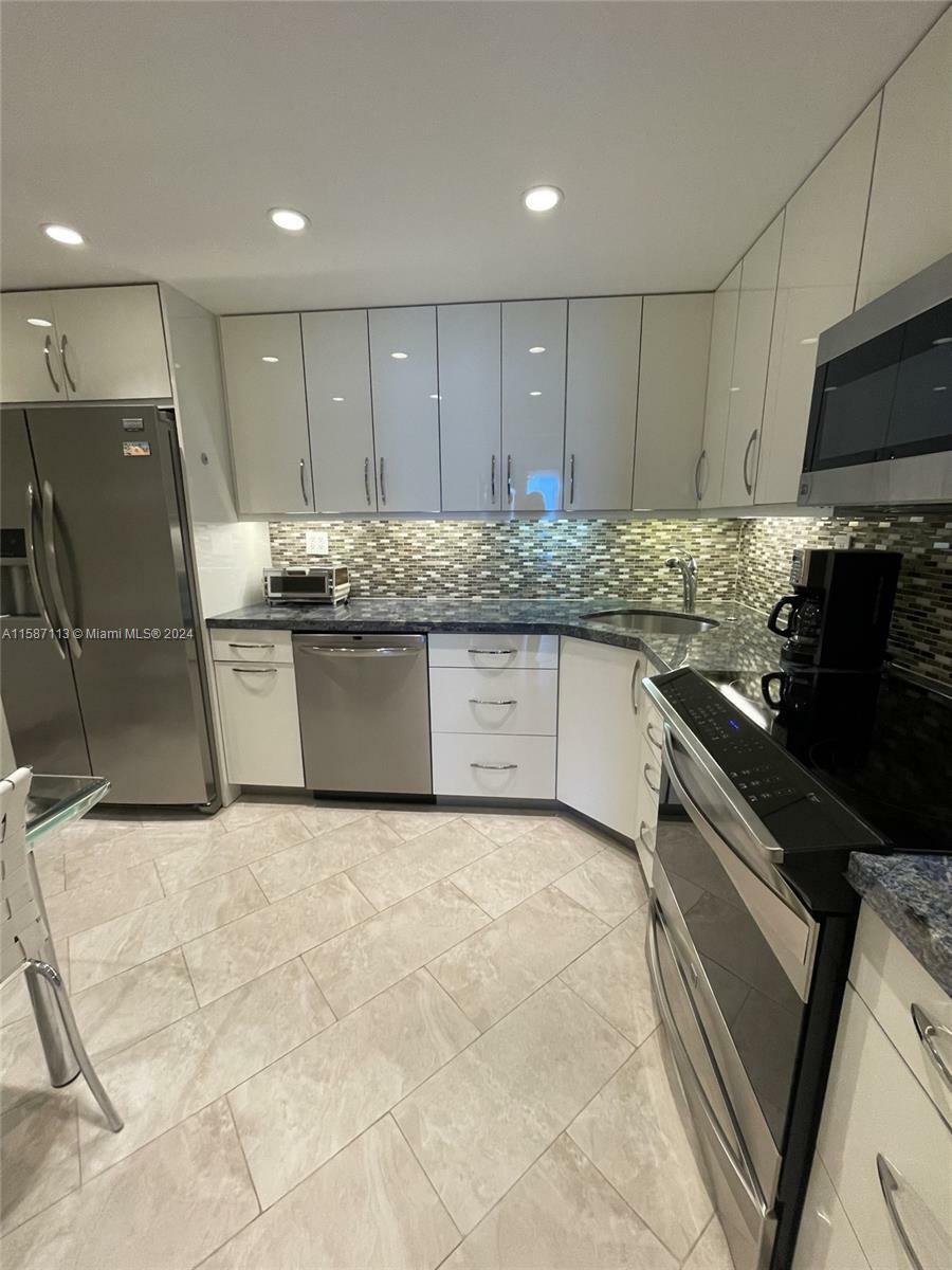 Property Photo:  1410 S Ocean Dr 402  FL 33019 