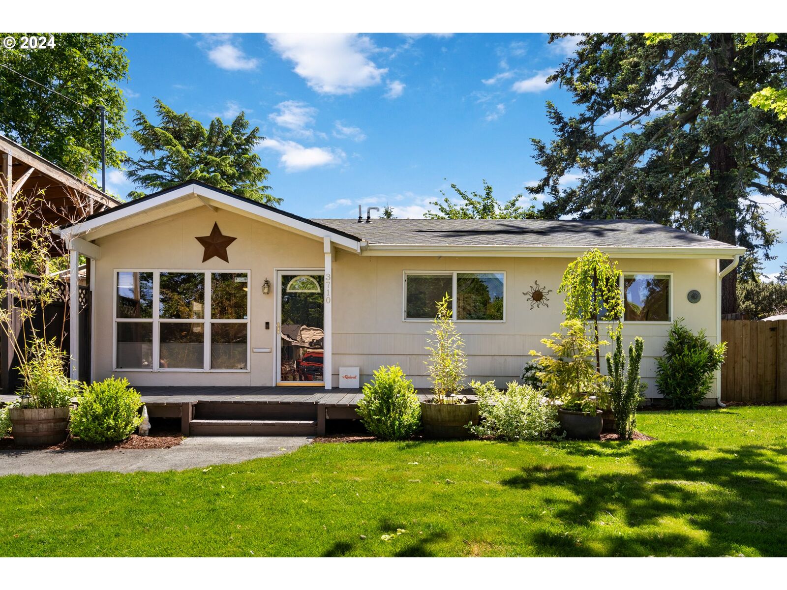 Property Photo:  3710 N Arlington Pl  OR 97217 