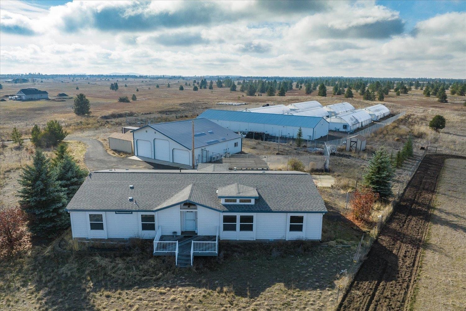 Property Photo: 1027 N Calvert Ln WA 99224