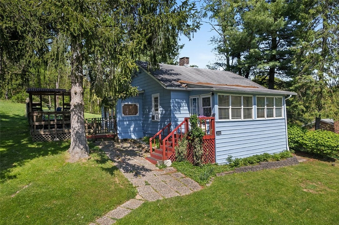 Property Photo:  1610 Crawford Rd  PA 15126 