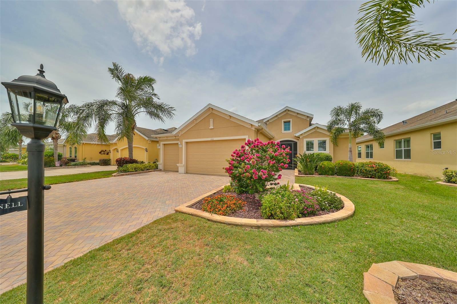 Property Photo:  1618 Emerald Dunes Drive  FL 33573 