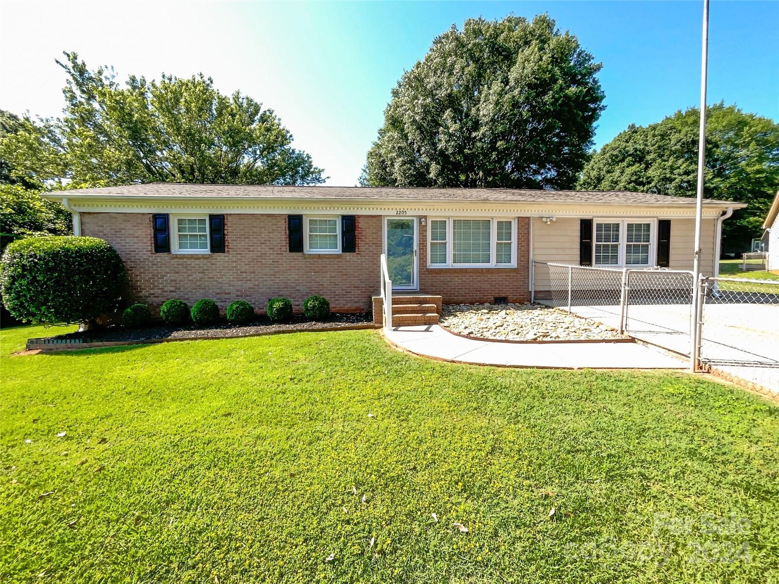 Property Photo:  2205 Cloverwood Lane  NC 28054 