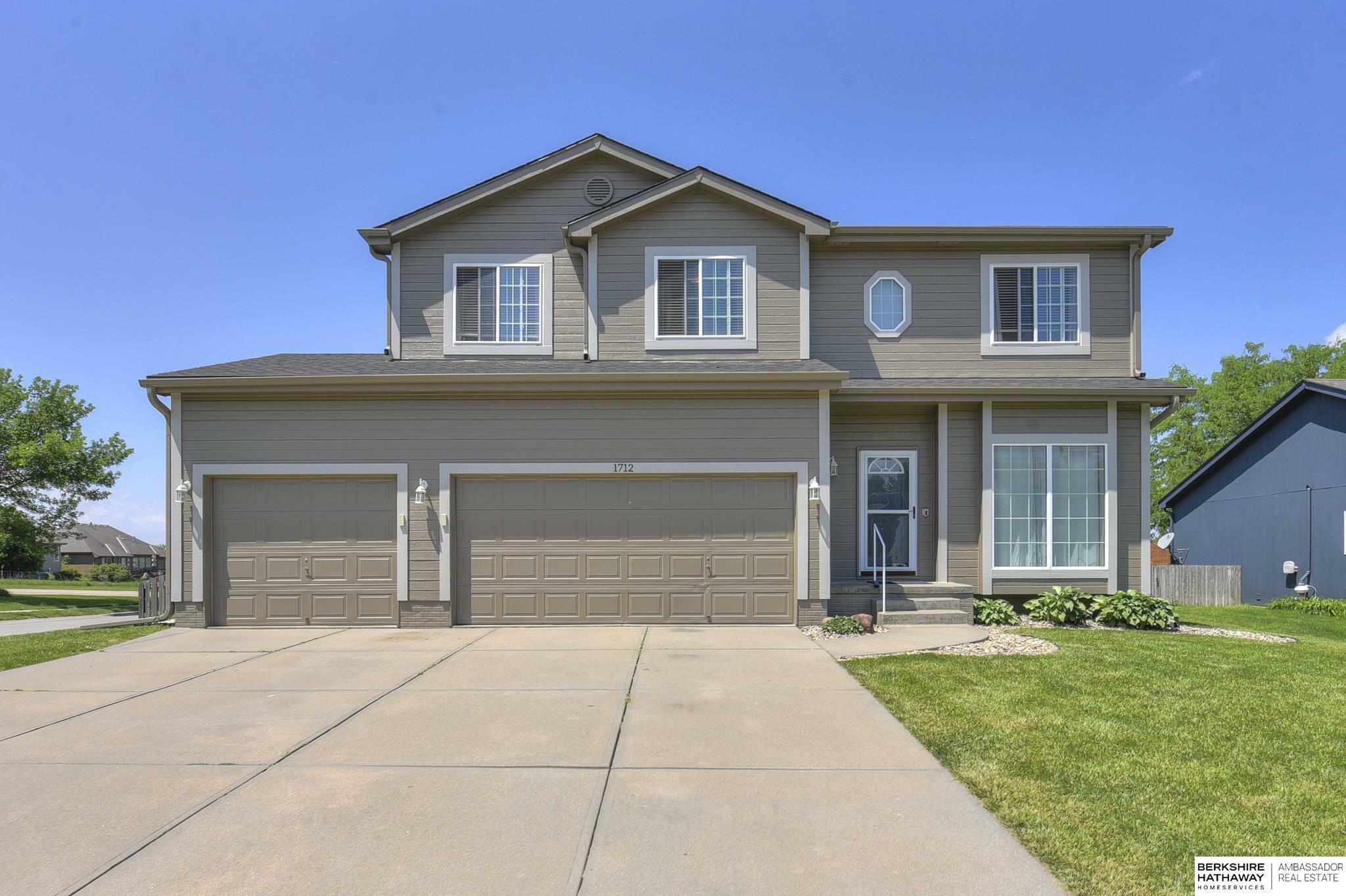 Property Photo:  1712 Walnut Creek Drive  NE 68046 