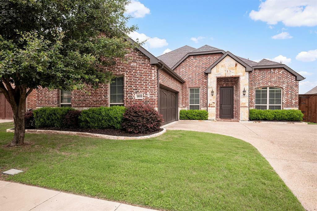 Property Photo: 1811 Park Highland Way TX 76012
