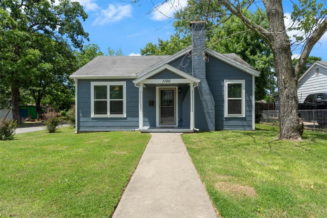 Property Photo:  1100 N 9th Street  AR 72756 