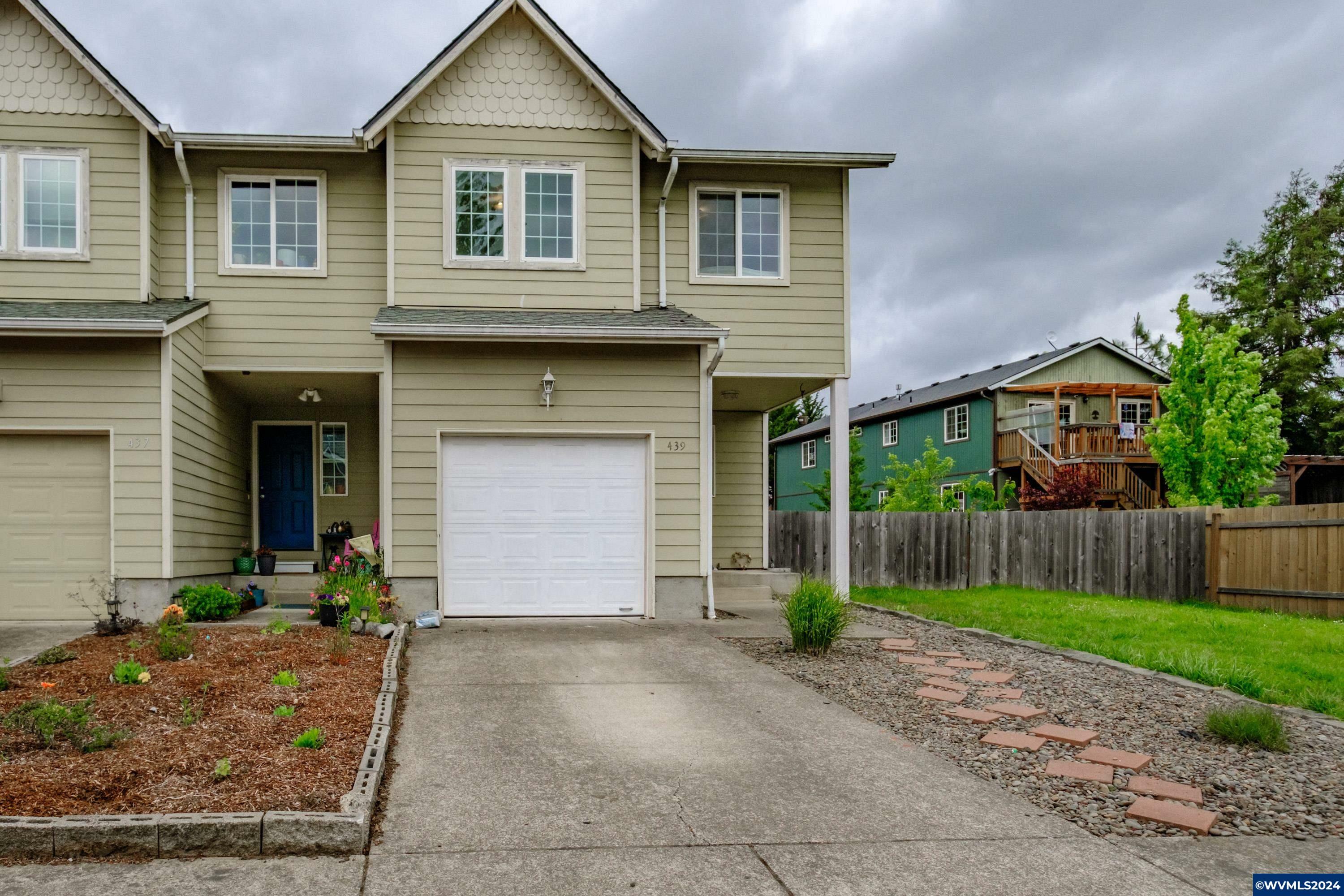 Property Photo: 439 College St OR 97370