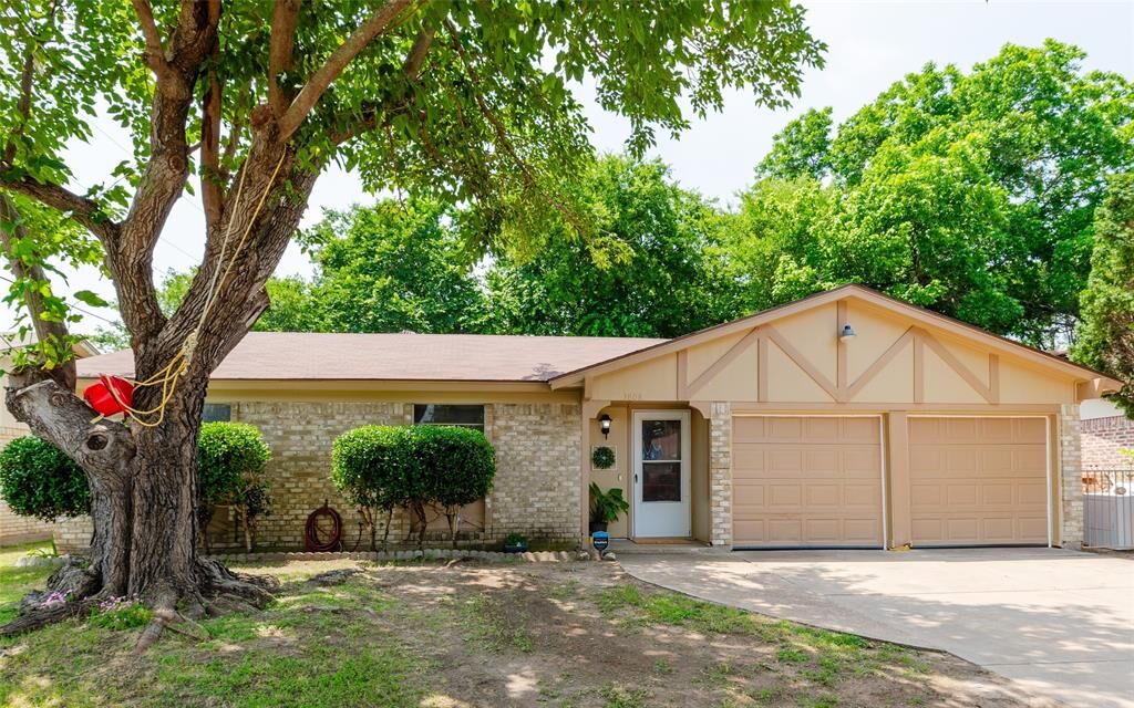 Property Photo: 3808 Royal Crest Drive TX 76140