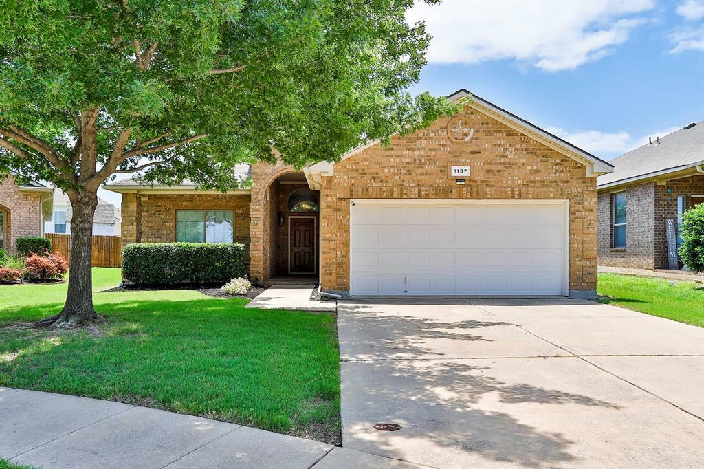 Property Photo:  1137 Roping Reins Way  TX 76052 