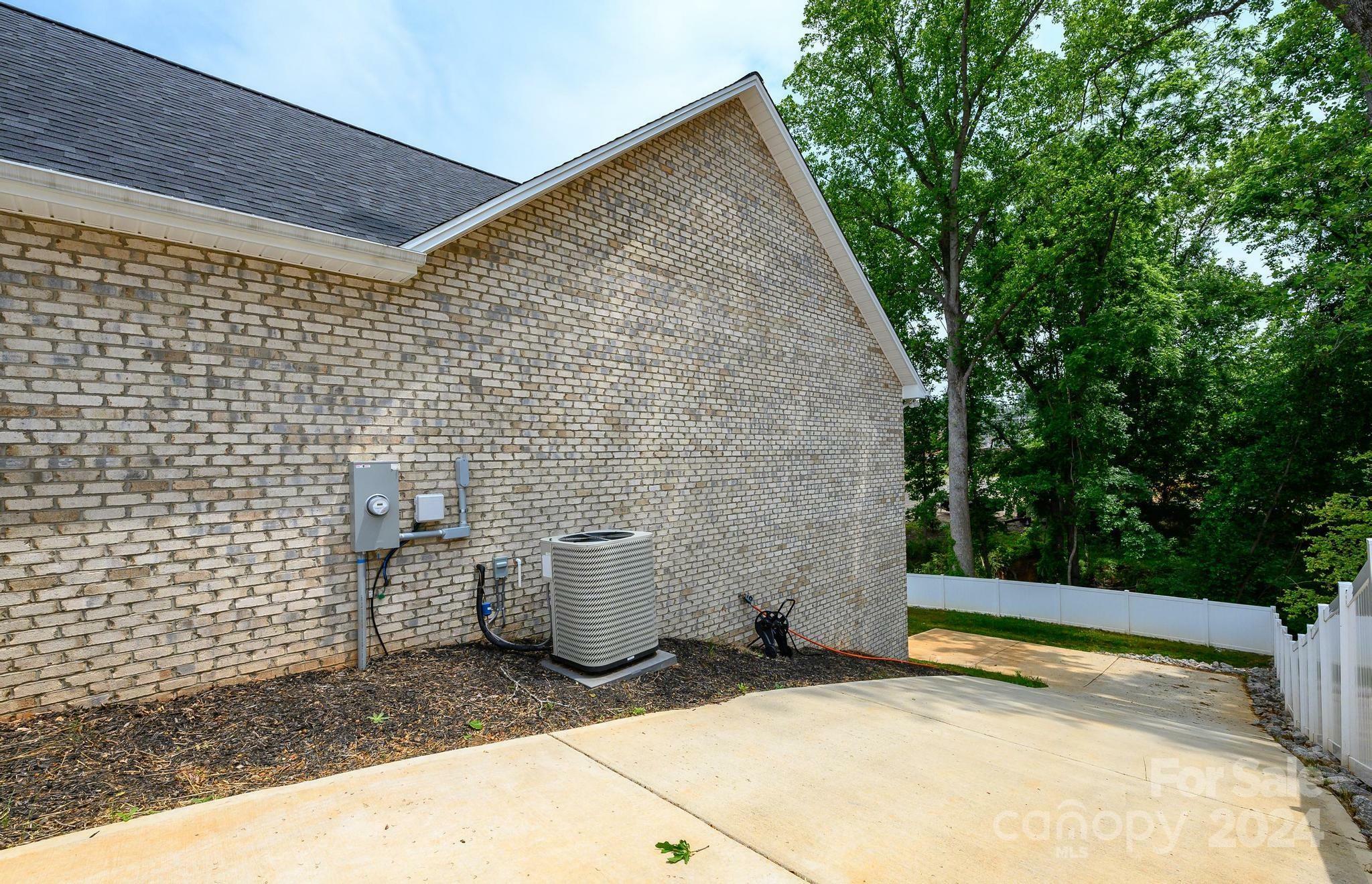 Property Photo:  539 N C Avenue  NC 28650 