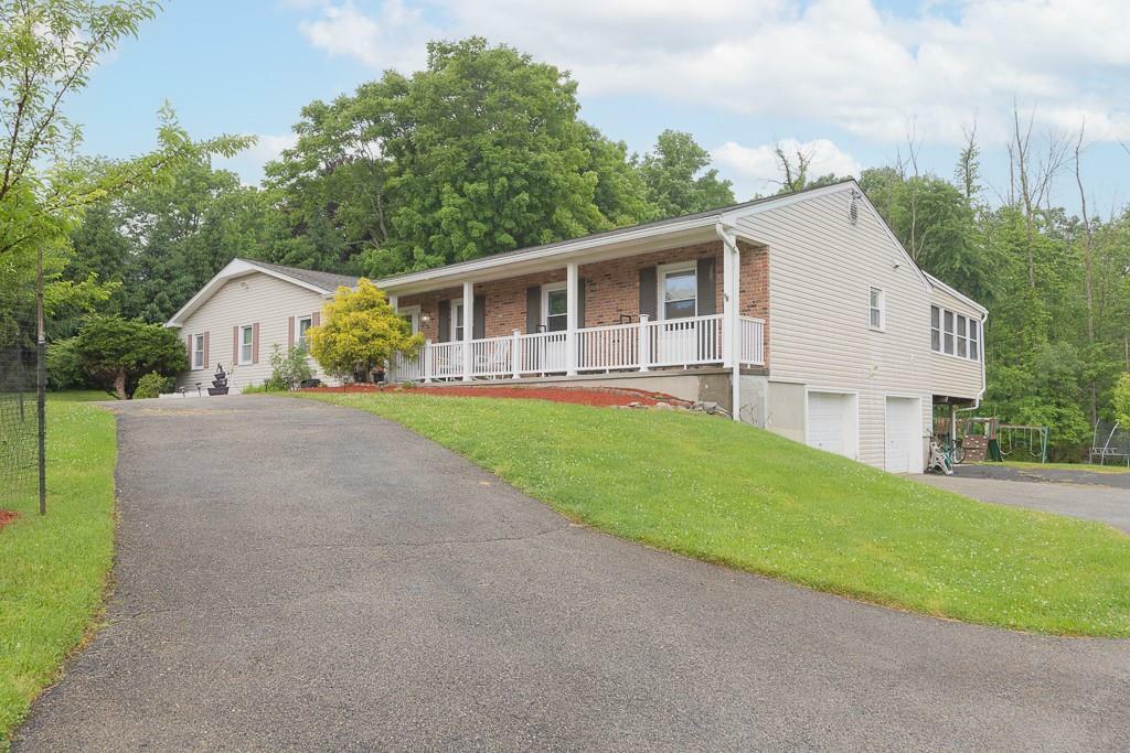 Property Photo:  3 Village Way  NY 10956 