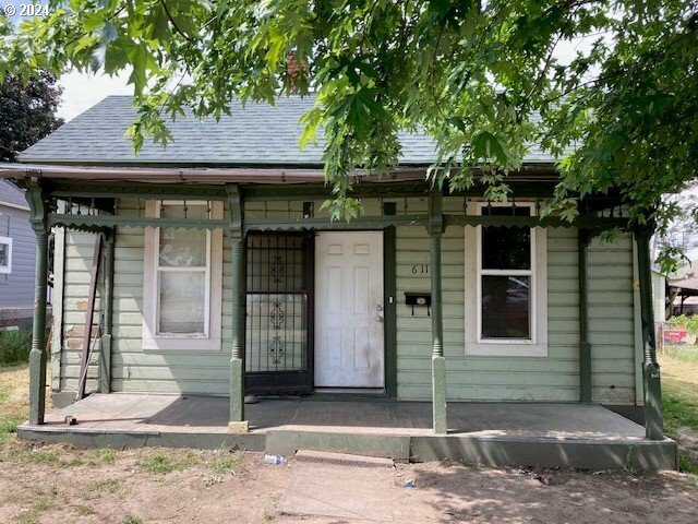 Property Photo: 611 SW 3rd St OR 97801