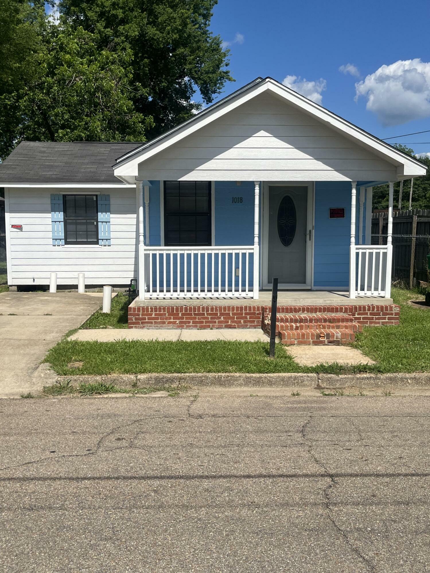 Property Photo:  1018 15th St N  MS 39701 