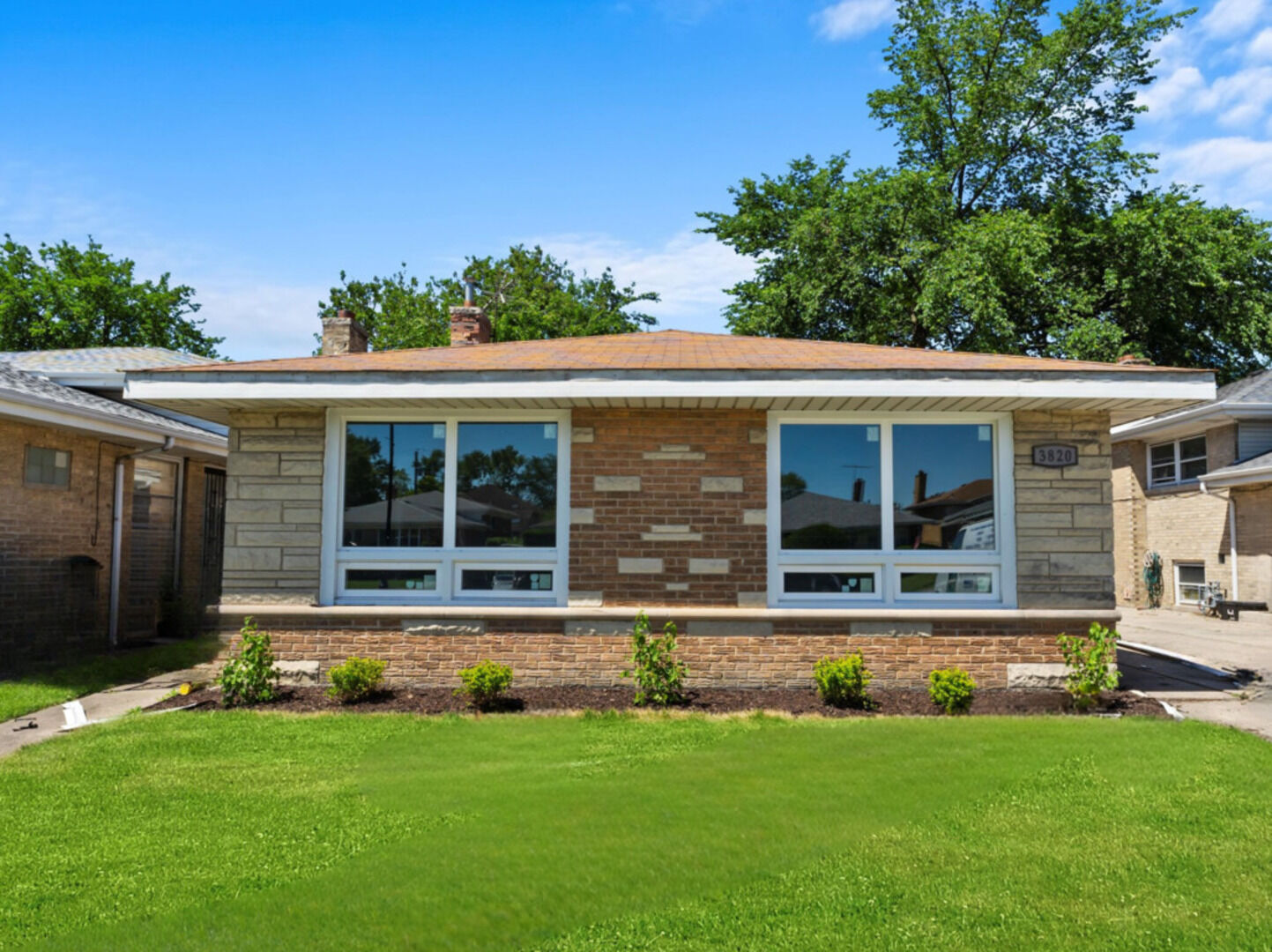 Property Photo: 3820 W Touhy Avenue IL 60712