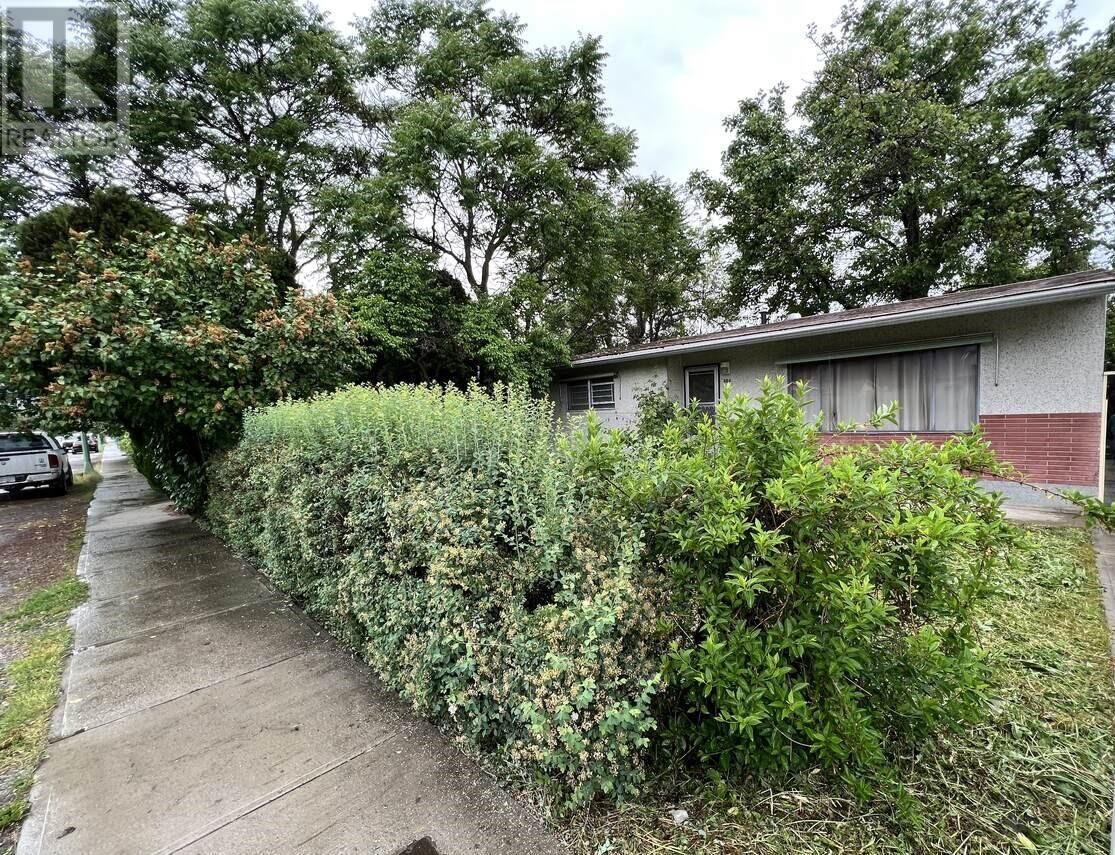 Property Photo: 864 Lawson Avenue BC V1Y 6S8