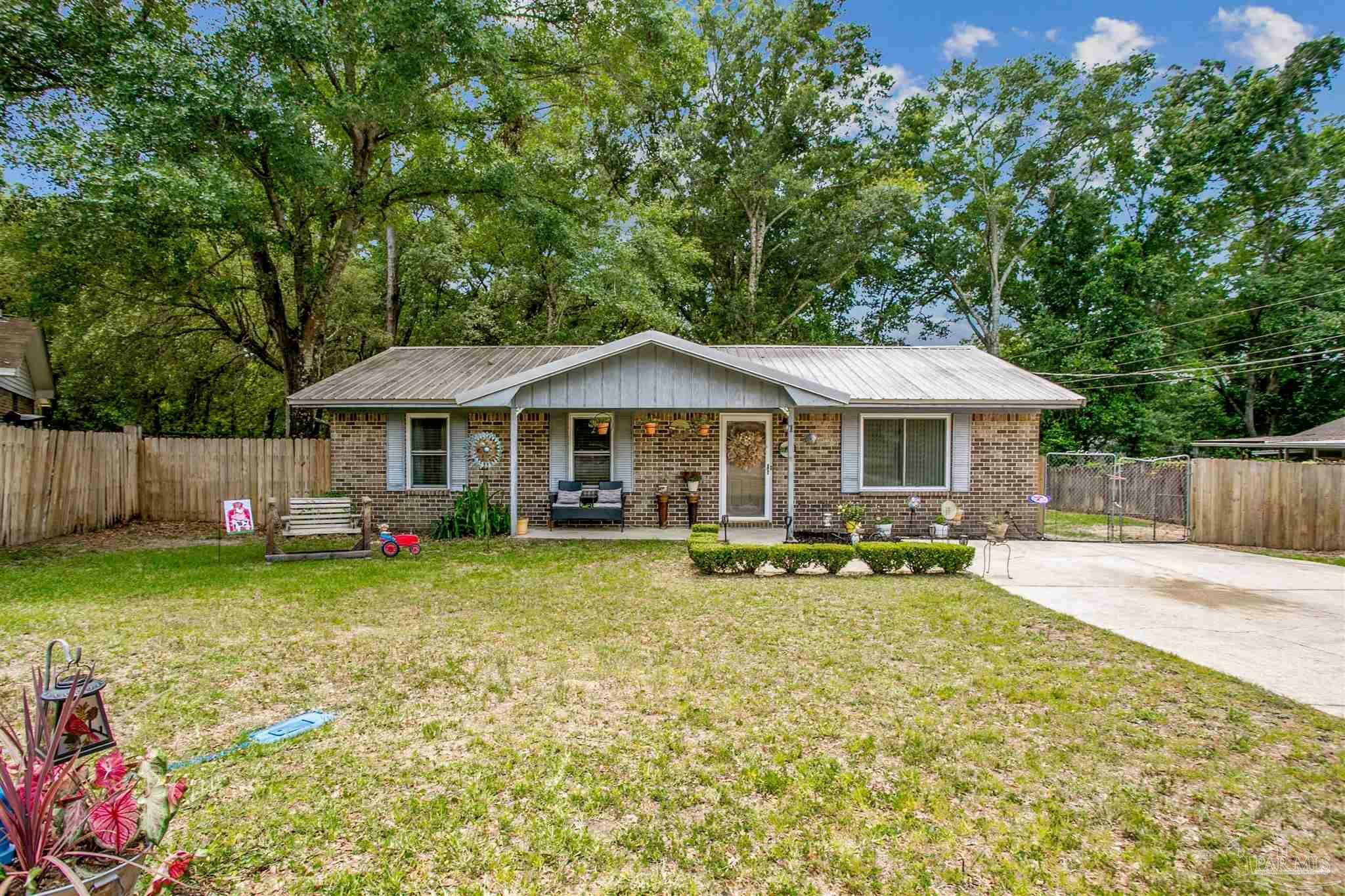 Property Photo: 1148 Woodlake Dr FL 32533