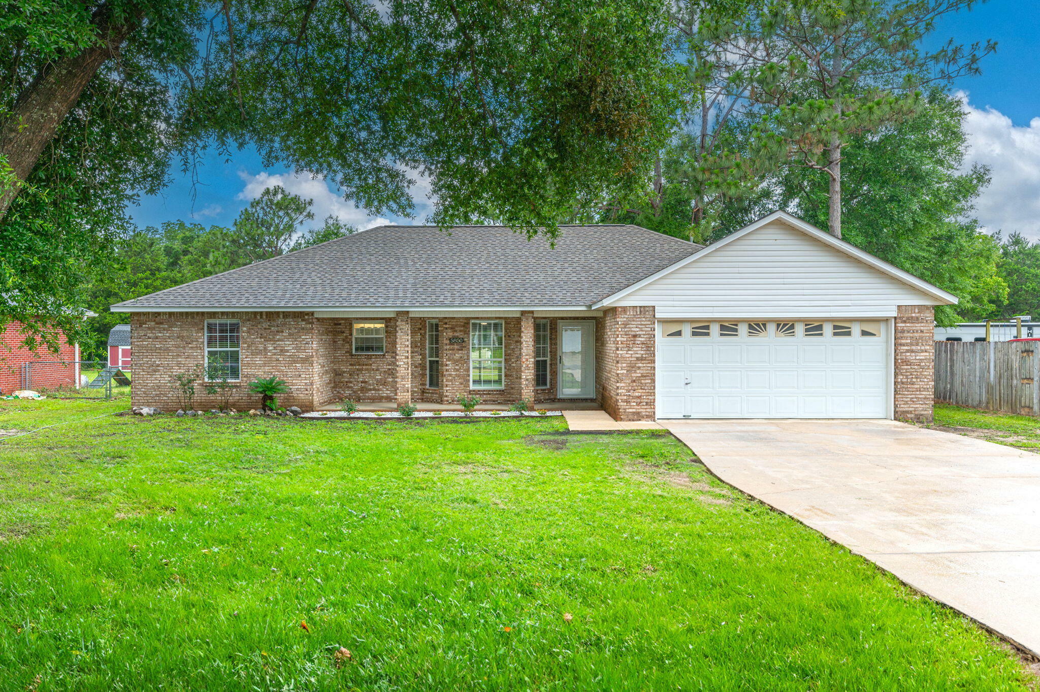 Property Photo: 5850 Antler Way FL 32536