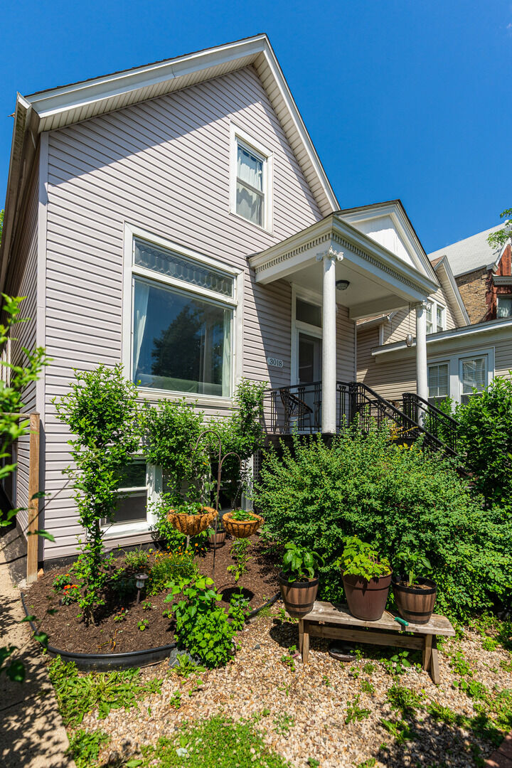 Property Photo:  3018 N Christiana Avenue  IL 60618 