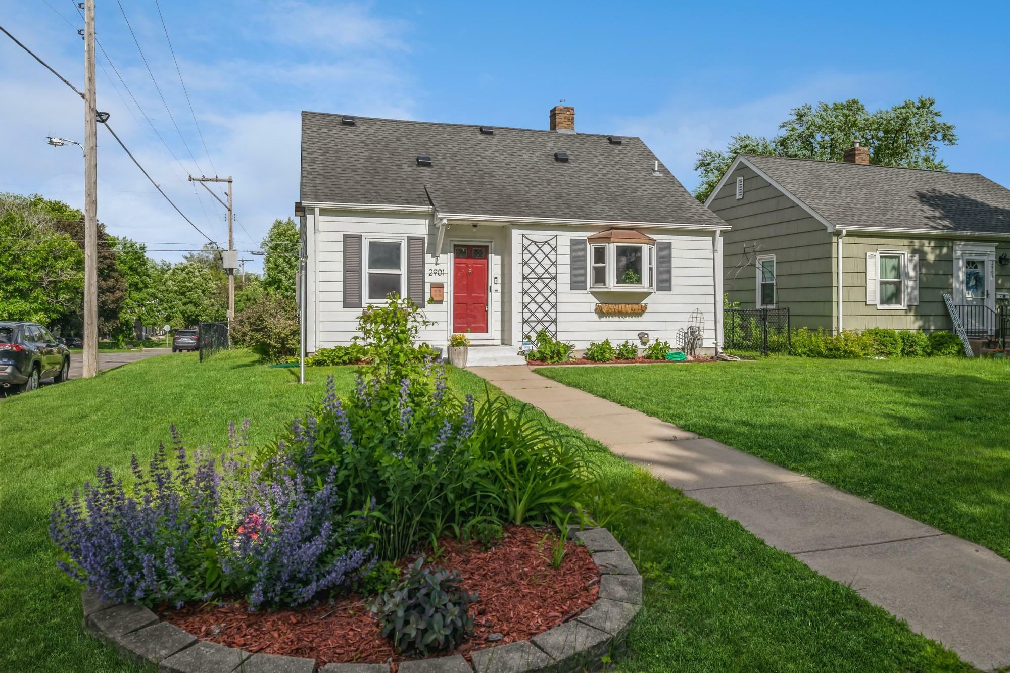 Property Photo:  2901 Edgewood Avenue S  MN 55426 