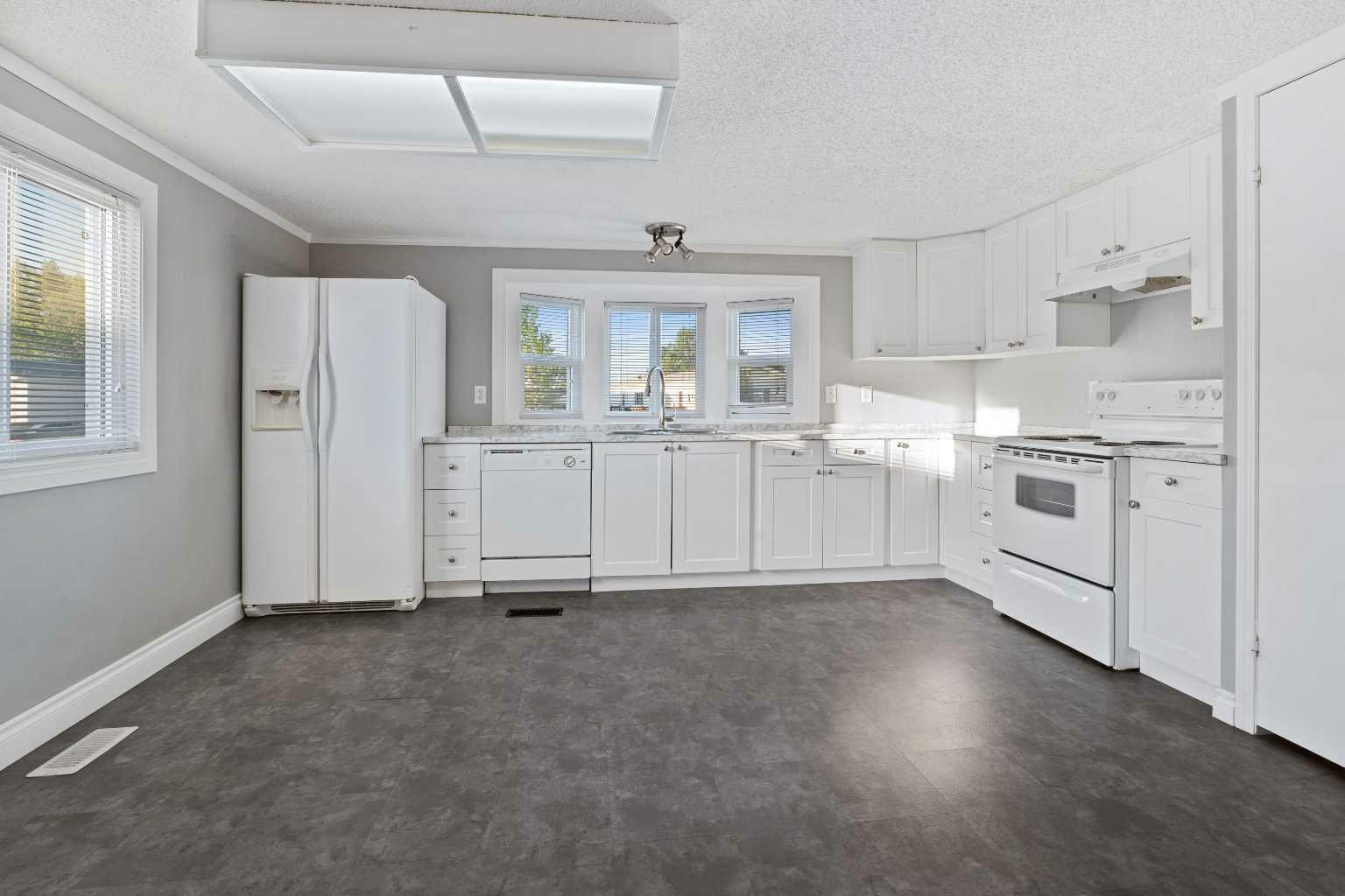 Photo de la propriété:  236 Caouette Crescent  AB T9K 2H9 