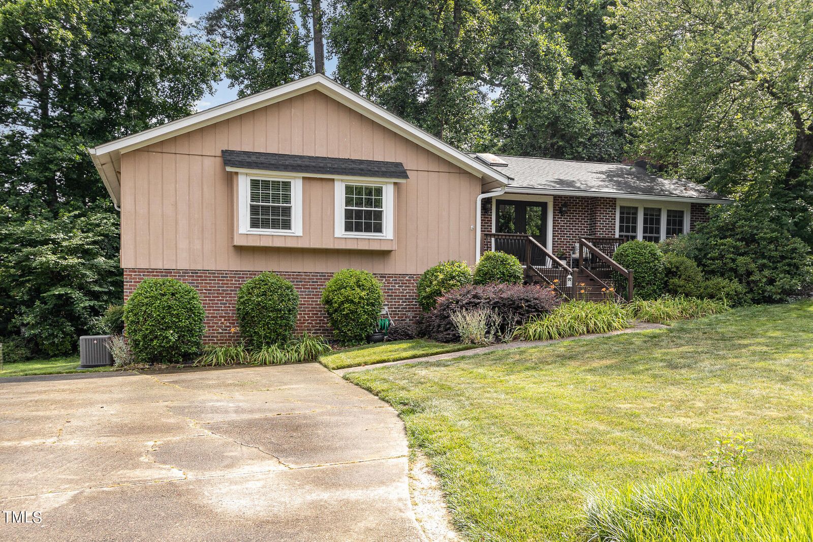 Property Photo: 1408 Ravenhurst Drive NC 27615