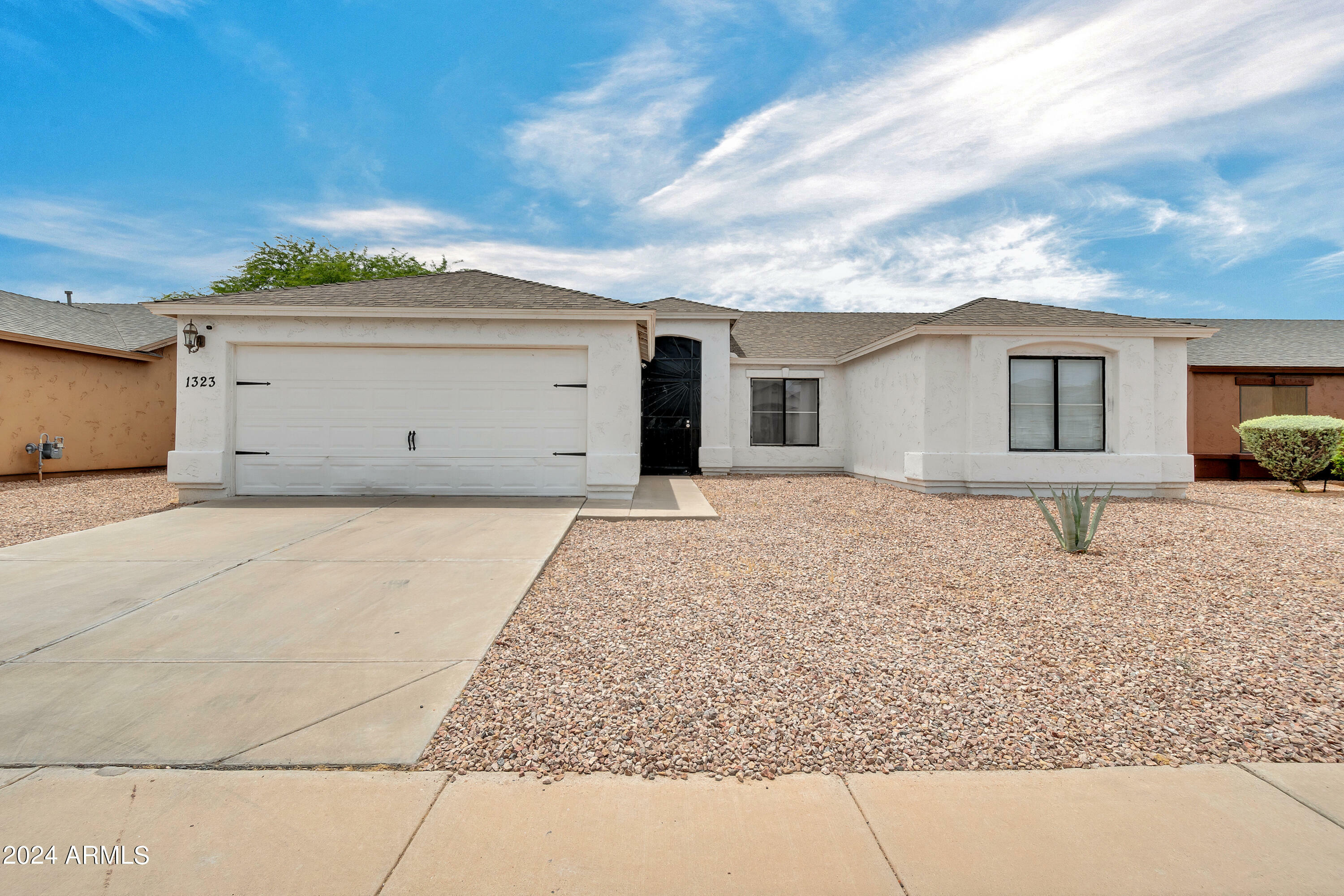 Property Photo:  1323 E Silverbrush Trail  AZ 85122 